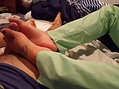 Зрели майки правят чувствен масаж на краката и удовлетворяващ спермата