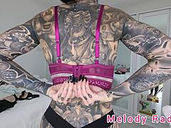 Melody Radfords montre ses sous-vêtements noirs et violets en solo