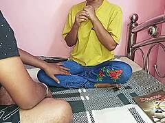 Une tutrice indienne mature séduite et satisfaite par son étudiant dans une session de tutorat