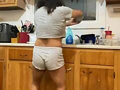 Η Άννα Μαρία, μια ώριμη Λατίνα, πιάστηκε στην κάμερα να πλένει πιάτα