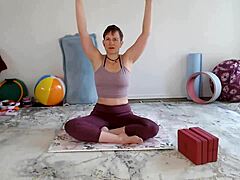 Aurora Willows yoga e gioco con i piedi per gli appassionati di cuckold