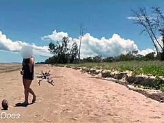 Seorang istri yang berani telanjang di pantai umum untuk bermain sepak bola