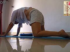 Amatørjente fra nabohuset praktiserer yoga i treningsstudioet