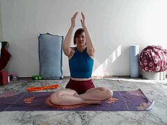 Lekcja jogi Aurory Willows dla dojrzałych fanów z oddawaniem czci tyłkowi