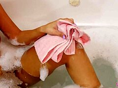 Eine reife brünette College-Studentin zeigt ihren schönen Körper während eines entspannenden Bades