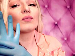 Aria Grander, uwodzicielska MILF, prezentuje swoje krągłości w fetyszystycznym filmie z PVC i niebieskimi rękawiczkami nitrylowymi
