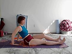 Pelajaran yoga Aurora Willows untuk penggemar matang dengan pemujaan pantat