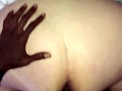 En ung svart man med en stor penis har sex med en attraktiv äldre blond kvinna