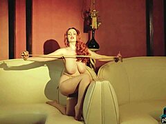 Voluptuoasa MILF roșcată de vârstă mijlocie Minxie efectuează un striptease solo pentru Playboy