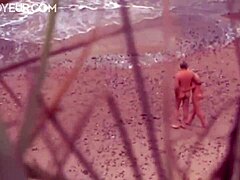 Страствена МИЛФ и њене обилне груди упуштају се у сензуални сусрет на плажи