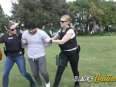 Un ofițer negru domină o polițistă albă în sex interracial în grup