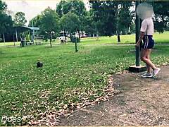 Bezczelna gospodyni domowa pokazuje swoje atuty w parku publicznym