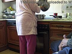 Indijska gospodinja pogoltne moje breme, potem ko ji pokažem svoj velik kurac v njeni kuhinji