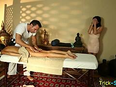 Skriti posnetek zrele ženske, ki prejema čutno masažo