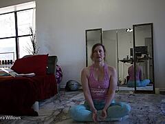 Слатка МИЛФ показује своје тело без длаке током часа јоге