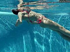 Nicole, de volwassen schoonheid, geeft zich over aan een erotische solo-optreden bij het zwembad