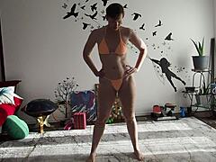 Aurora Willows visar upp sina kurvor i bikini under yogasessionen