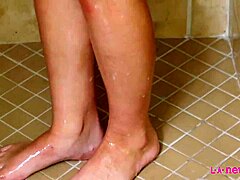 Zrelá brunetka si užíva osviežujúcu sprchu