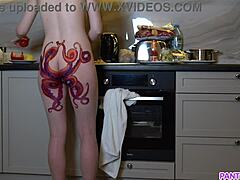 Dojrzała MILF z tatuażem na tyłku uwodzicielsko gotuje kolację