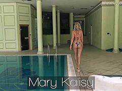 Kecantikan Rusia Mary Kalisy menikmati kesenangan diri yang sensual