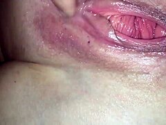 MILF Amatur mendapat orgasme pancutan dalam video buatan sendiri