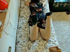 Italian mommy shows off her adorable feet and ass in 4K