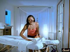 Сензуална зряла жена се наслаждава на романтична среща на маса за масаж