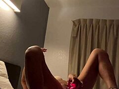 Une milf mature profite d'un jeu de chatte en solo avec un vibromasseur