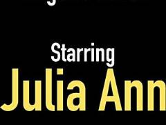 Η Julia Anns κάνει αισθησιακό μαστουρωμα με καλσόν με σαφείς οδηγίες
