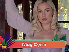 Meg Cyria, una splendida bionda matura, in un video sensuale da sola con il playboy