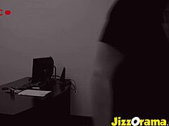Sofistikovaná tmavovláska Sophie Dee dostáva drsné zaobchádzanie v POV videu