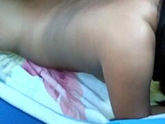 Латино аматерска девојка са длакавим косом продире своју чврсту вагину