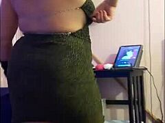 Show explicit cu Steffi Golds într-un striptease hotwife