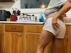 Anna Marias uwodzicielsko kusi podczas zmywania naczyń i tańca