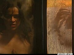 Michelle Rodriguezsin kuuma paluu vuonna 2016, jossa esiintyy aistillista alastomuutta ja eksplisiittistä toimintaa