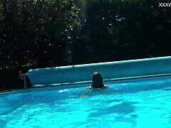 Allure mature d'Angelicas: une milf européenne dévoile tout près de la piscine