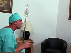 Pielęgniarka dominuje i cieszy się gorącym spotkaniem