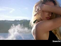 Candice Swanepoels förföriska prestation i Victorias Secret badklädesextravaganza 2015-20%