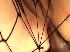 Uma mulher madura tatuada e curvilínea explora o prazer anal ao ar livre