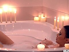 Jasmine Jaes sensuele badtijd: Een volwassen MILF's intieme zelfgenoegzaamheid sessie