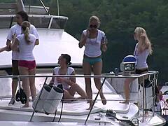 Hemmungsloses Treffen reifer Frauen auf einem Hausboot am See in den Ozarks