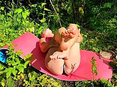 La belle-mère brune mature se déshabille et montre ses parties intimes rasées dans les bois indomptables, séduisante avec son physique séduisant