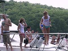 การรวมตัวของผู้หญิงที่เป็นผู้ใหญ่บนเรือบ้านริมทะเลสาบใน Ozarks