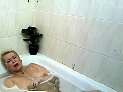 יופי רוסי מבוגר נהנה ממקלחת סולו ומגיע לאקסטזה