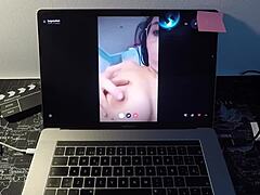 Kypsä espanjalainen pornotähti nautintoja hänen webcam ihailija kuuma istunto