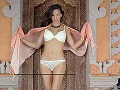 Emma Richardson, model MILF Australia yang langsing, menanggalkan pakaiannya