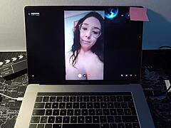 Une star du porno espagnole mature fait plaisir à son admirateur de webcam dans une session chaude