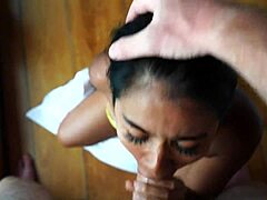 Азиатската милф получава лицева грижа след като направи минетка в бикини