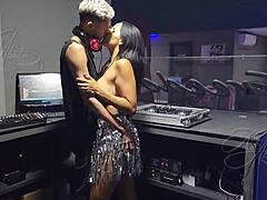 Le DJ de Freedom ramène le kel mort dans la cabine et a des relations sexuelles avec elle