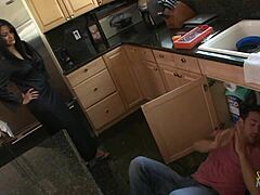 Napalona mamuśka uwodzi hydraulika w kuchni na seks